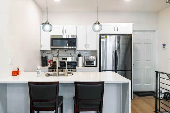 Neat, Quiet & Steps to Broad St | Room A