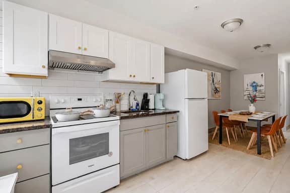 Lancaster Art Suite | 4BR near Drexel & Penn