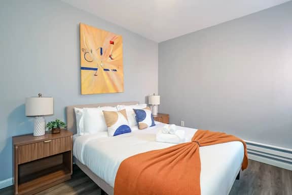 Lancaster Art Suite | 4BR near Drexel & Penn